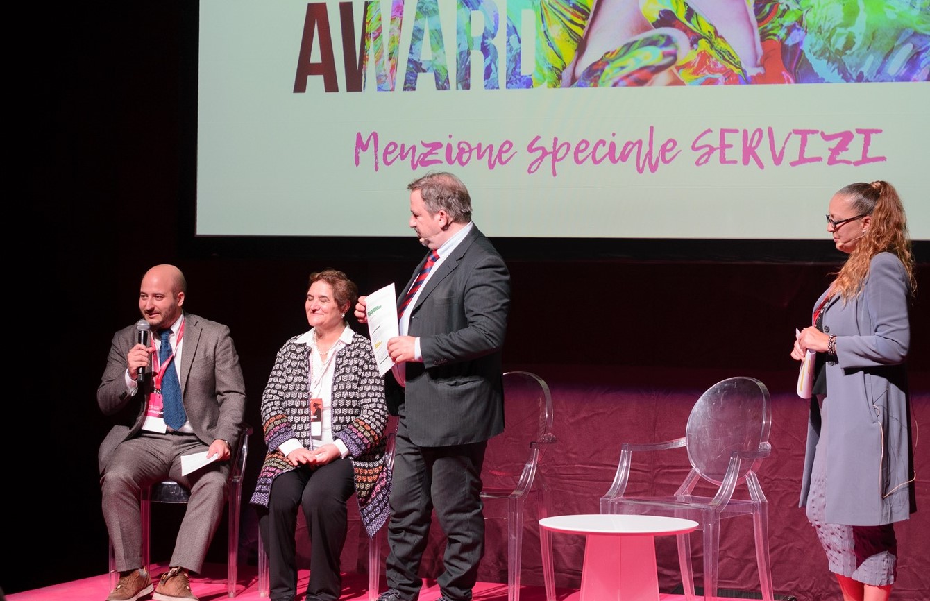La premiazione del progetto al Rare Disease Award. Da sinistra: Niko Costantino, Domenica Taruscio, Luca Telese, Maria Pia Cavallet